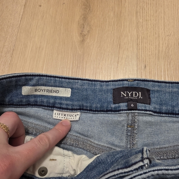 NYDJ Light Wash Stretch Boyfriend Embroidered Mid-Rise Cropped Jeans Size 6 - Picture 4 of 10